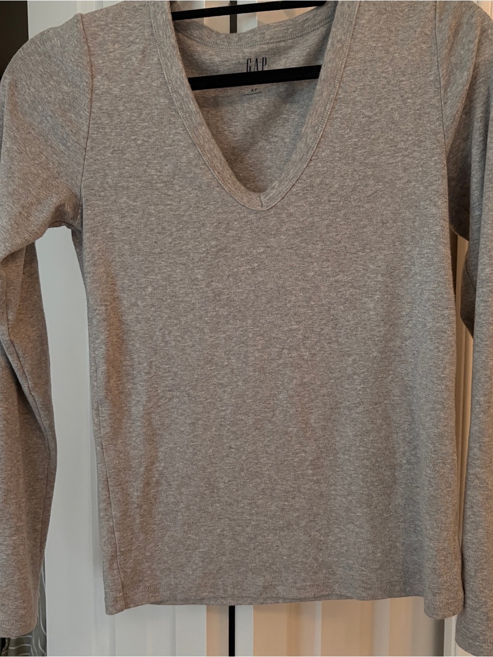 GAP Women's Light Heather Gray V-Neck Long Sleeve Top